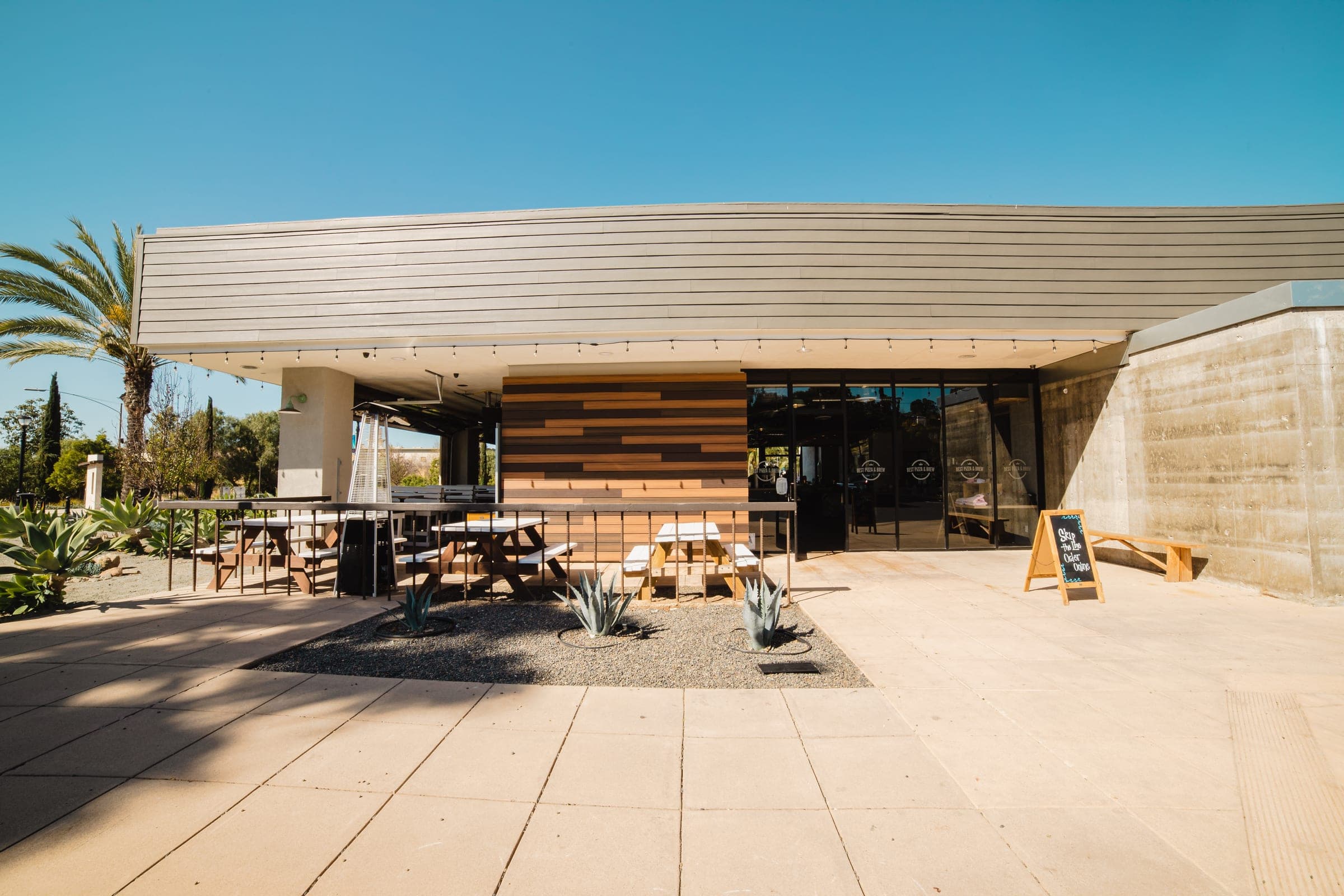 The patio and frontage at Best Pizza & Brew Vista